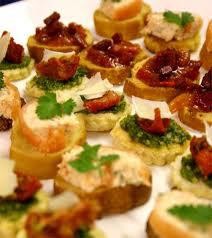 Bocado con base de pan tostado saborizado. Montaje de distintas cremas: ajo, tartara, de palta y anexos de fiambre, aceitunas o mariscos.