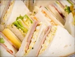  Sandwichitos triples de copetin con distintos rellenos: jamón y queso, choclo y huevo, morrón, pasta de aceitunas etc..