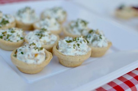 Canastita de masa con relleno de pasta de choclo y queso crema.