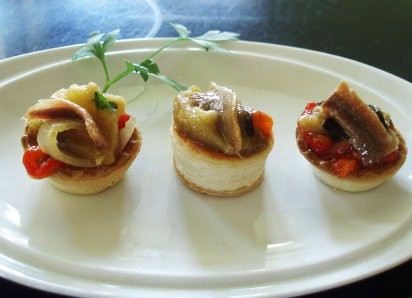 Canasta hojaldrada con relleno glaseado y cierre con anchoa